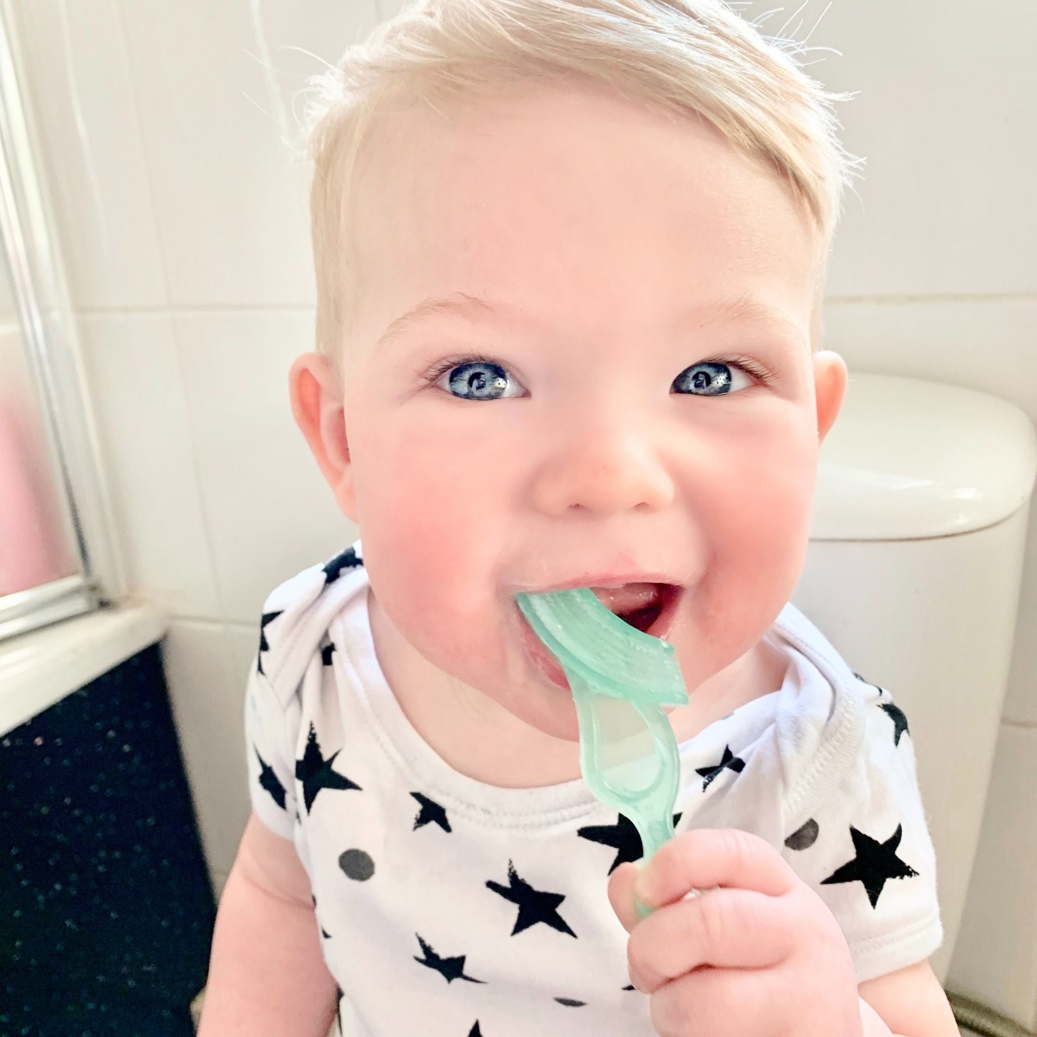 Brush-Baby Bộ 2 Bàn Chải Tập Đánh Răng Và Mát Xa Nướu Silicone Mềm Mại Cho Bé (10–36 Tháng)