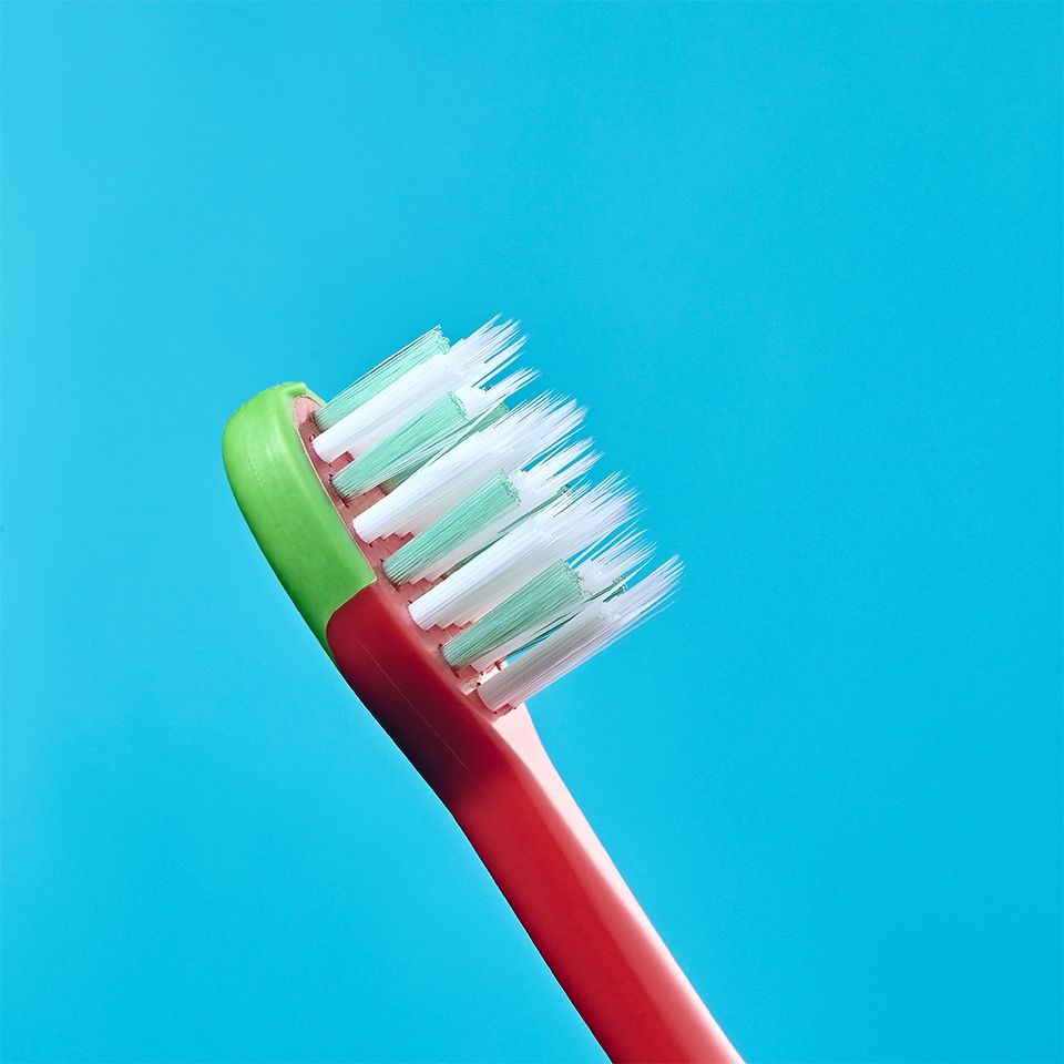 Bàn Chải Đánh Răng Trẻ Em Brush Baby FlossBrush Có Đế Hít Tiện Lợi Cho Bé (3–6 Tuổi)