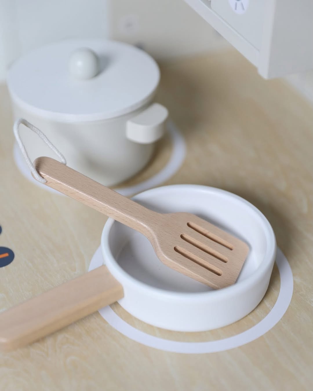 Bộ Đồ Chơi Nhà Bếp Bằng Gỗ Classic World Wooden Chef's Play Kitchen (11 Chi Tiết)