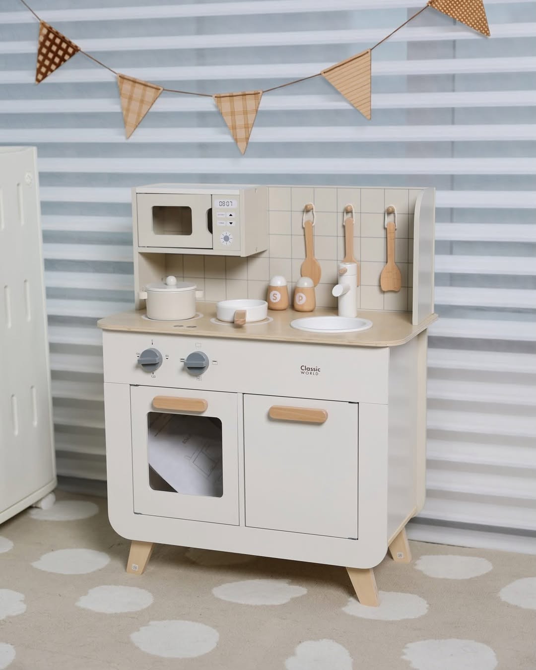 Bộ Đồ Chơi Nhà Bếp Bằng Gỗ Classic World Wooden Chef's Play Kitchen (11 Chi Tiết)