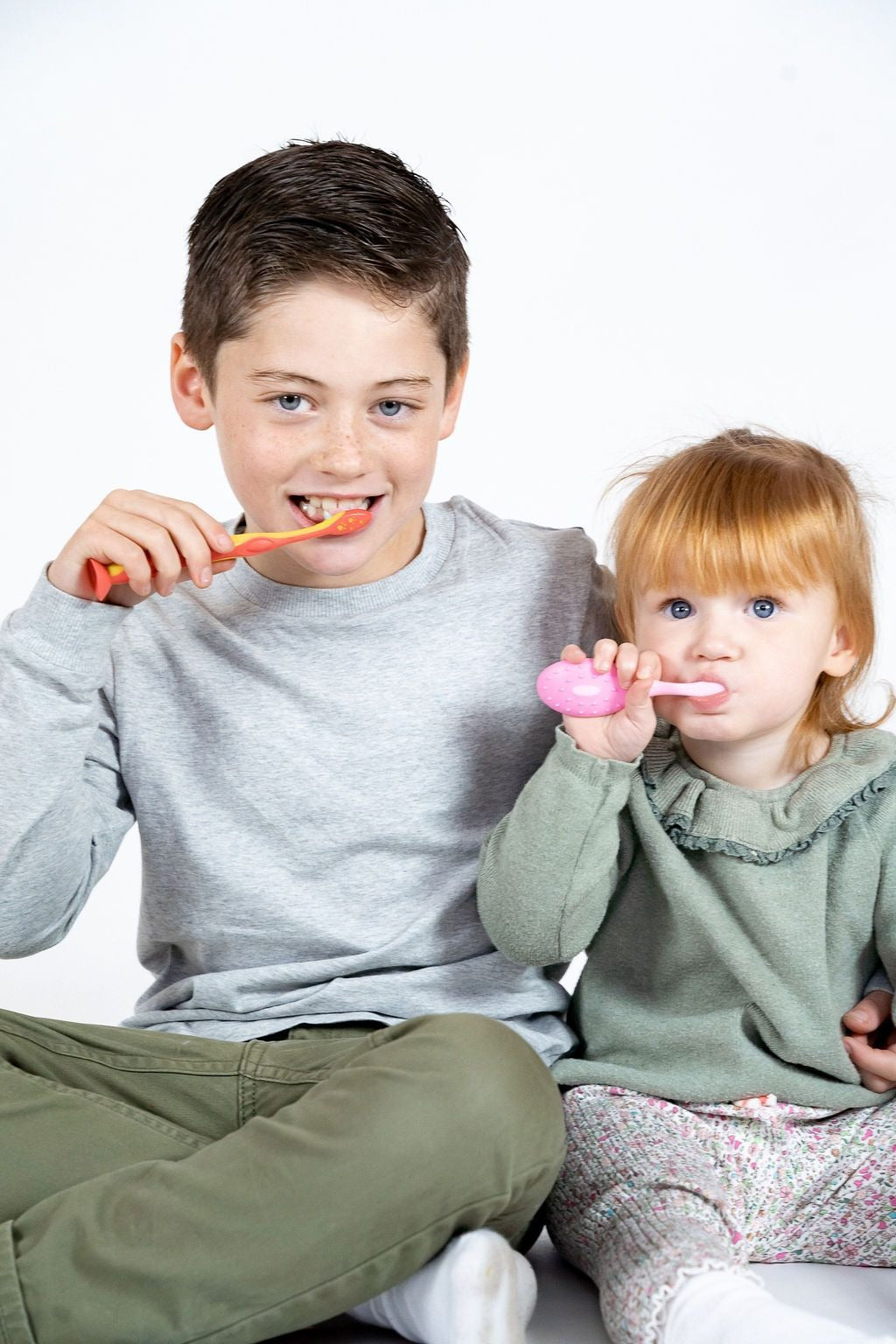 Bàn Chải Đánh Răng Trẻ Em Brush Baby FlossBrush Có Đế Hít Tiện Lợi Cho Bé (3–6 Tuổi)