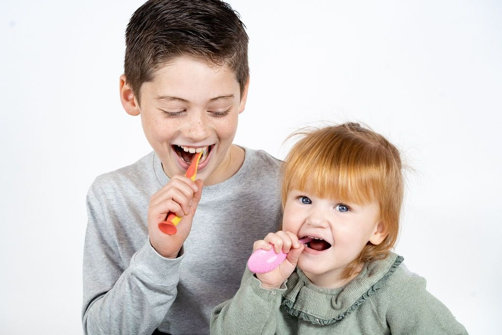 Bàn Chải Đánh Răng Trẻ Em Brush Baby FlossBrush Có Đế Hít Tiện Lợi Cho Bé (3–6 Tuổi)