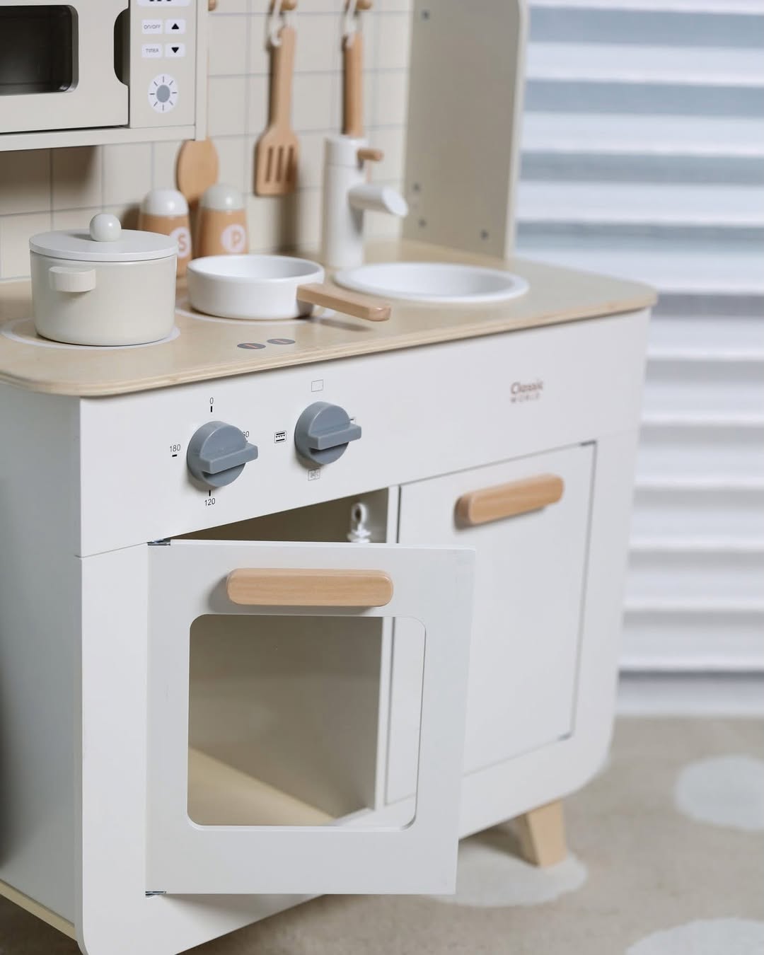 Bộ Đồ Chơi Nhà Bếp Bằng Gỗ Classic World Wooden Chef's Play Kitchen (11 Chi Tiết)