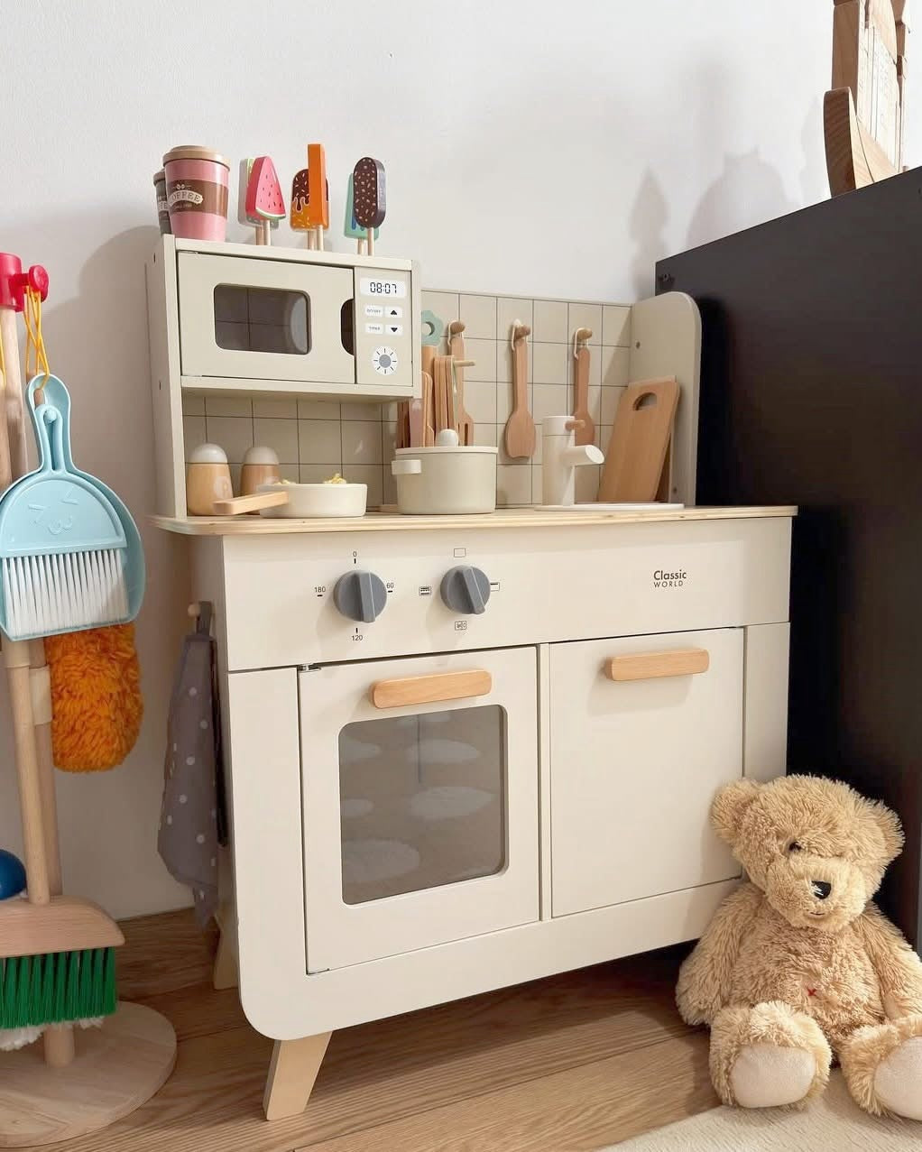 Bộ Đồ Chơi Nhà Bếp Bằng Gỗ Classic World Wooden Chef's Play Kitchen (11 Chi Tiết)